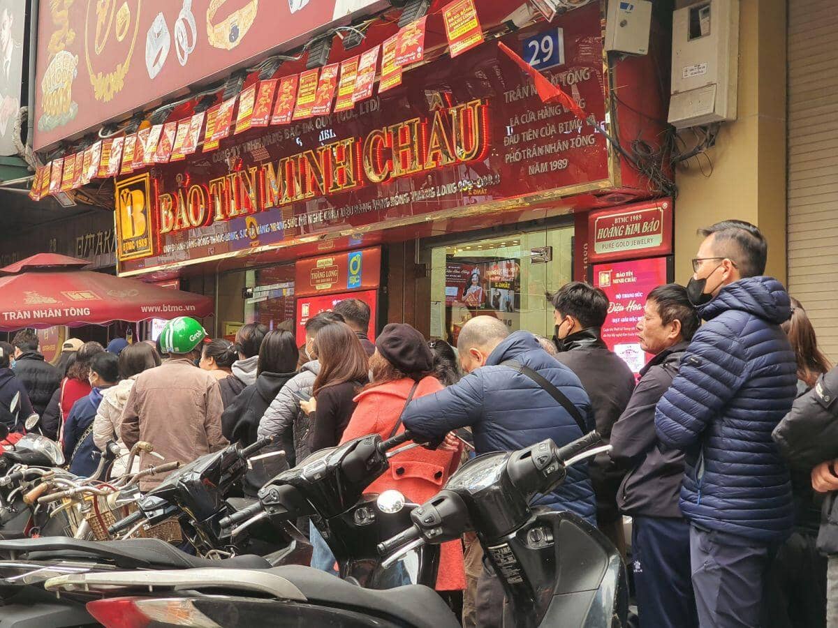 Giá vàng tăng điên cuồng, vượt mốc 98 triệu đồng/lượng, hàng loạt cửa hàng ra thông báo bất ngờ