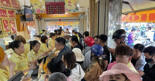 Chen chân xếp hàng mua vàng ở TPHCM