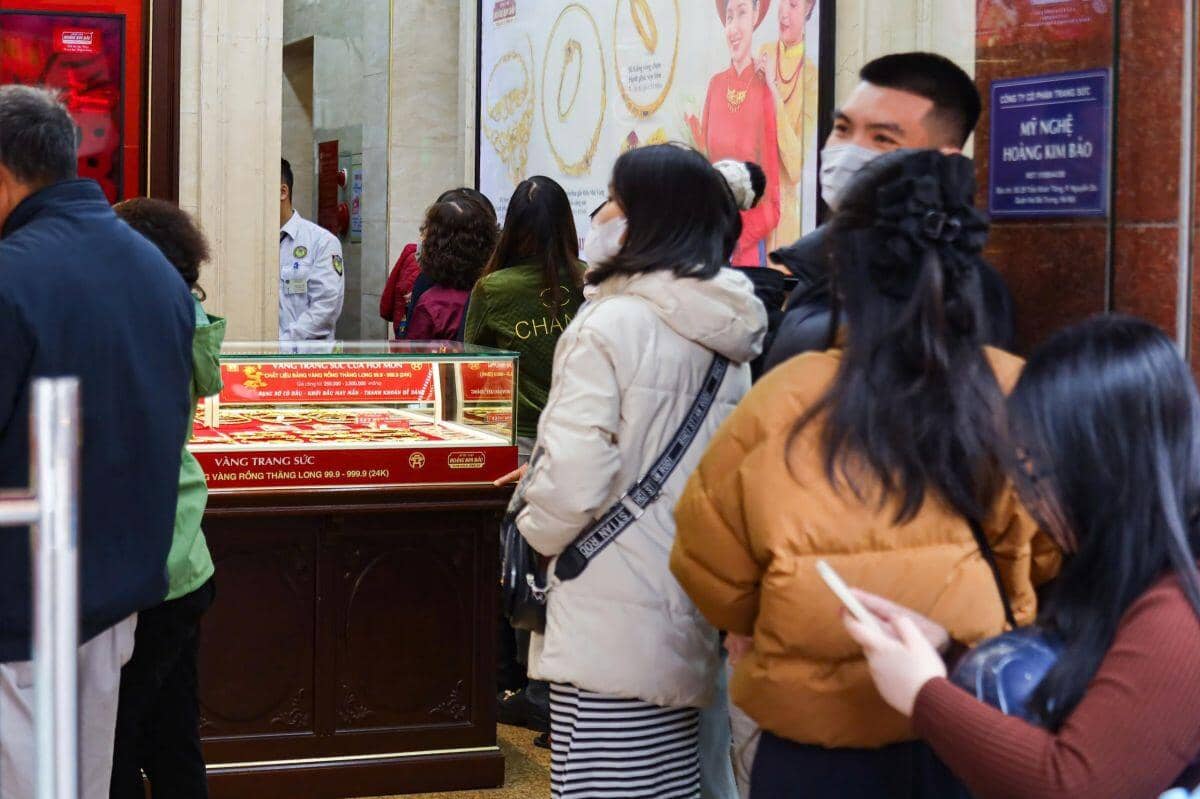 Giá vàng vượt mốc 100 triệu đồng/lượng, “cò mồi” chực chờ gạ khách mua với giá “trên trời”