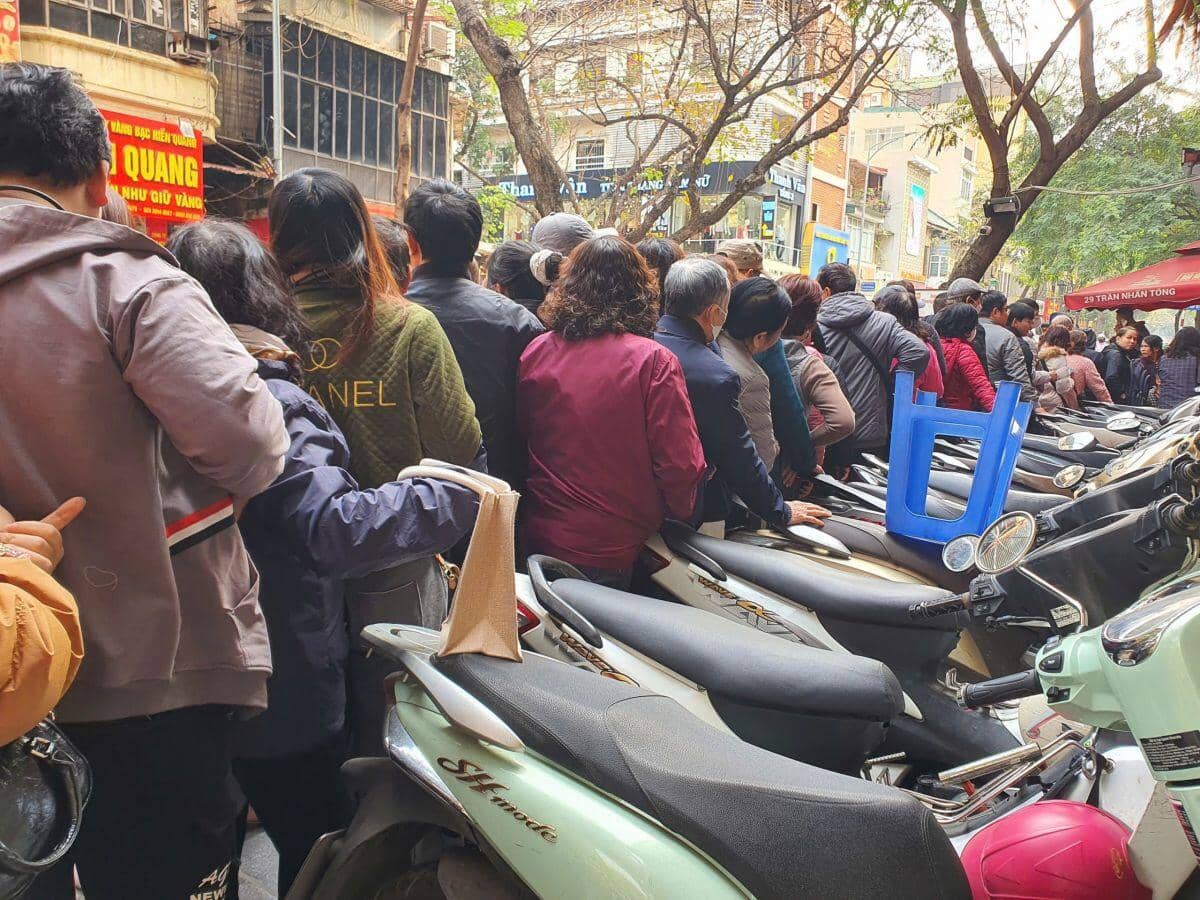 Giá vàng vượt mốc 100 triệu đồng/lượng, “cò mồi” chực chờ gạ khách mua với giá “trên trời”