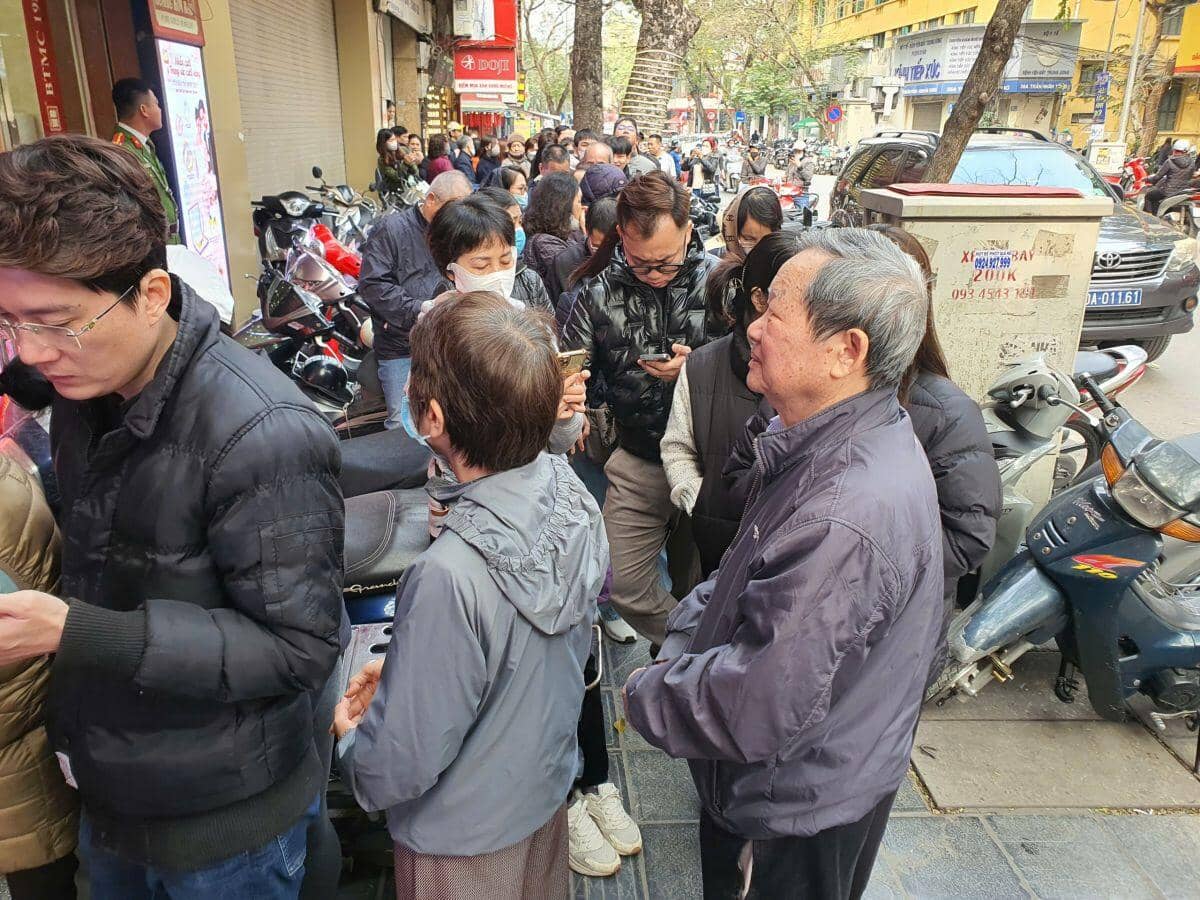 Giá vàng vượt mốc 100 triệu đồng/lượng, “cò mồi” chực chờ gạ khách mua với giá “trên trời”