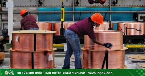 Giá vàng tăng như 'lên đồng', liên tiếp lập kì lục nhưng đây mới là kim loại tăng giá mạnh nhất kể từ đầu năm nay