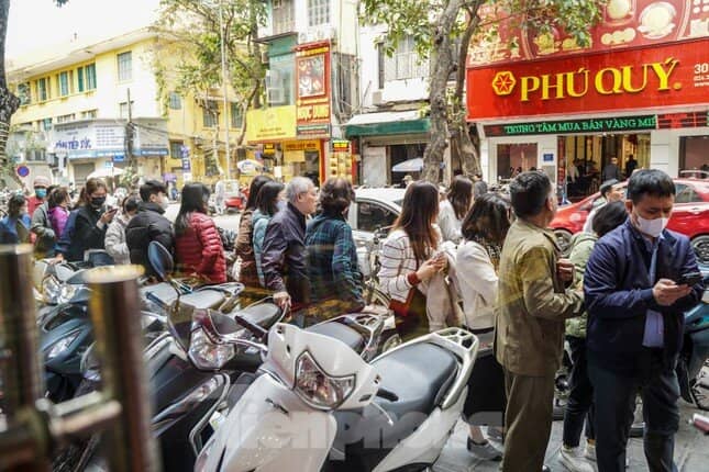 Vì sao nhiều người mòn mỏi xếp hàng để mua 1 chỉ vàng?
