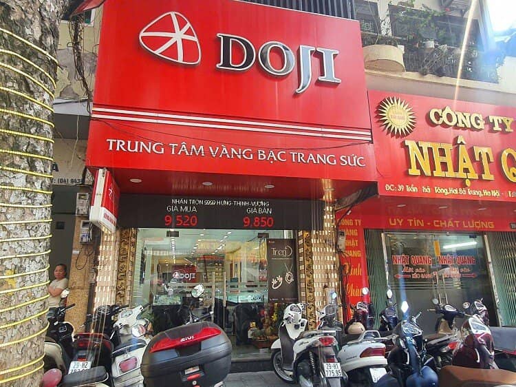 Giá vàng chiều 21/3 giảm không phanh, dân ồ ạt mang vàng đi bán, cửa hàng hết tiền