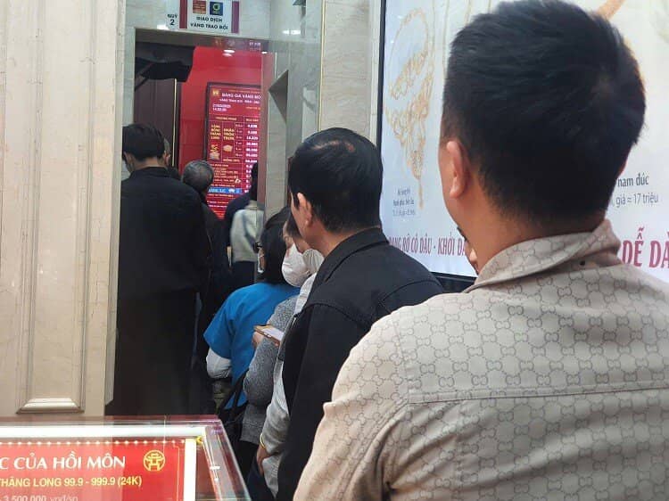 Giá vàng chiều 21/3 giảm không phanh, dân ồ ạt mang vàng đi bán, cửa hàng hết tiền
