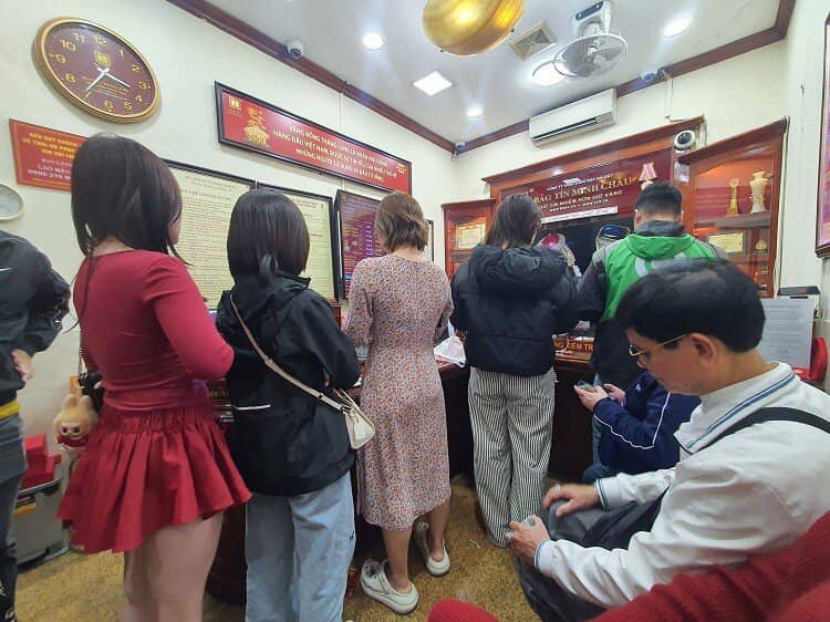 Giá vàng chiều 21/3 giảm không phanh, dân ồ ạt mang vàng đi bán, cửa hàng hết tiền