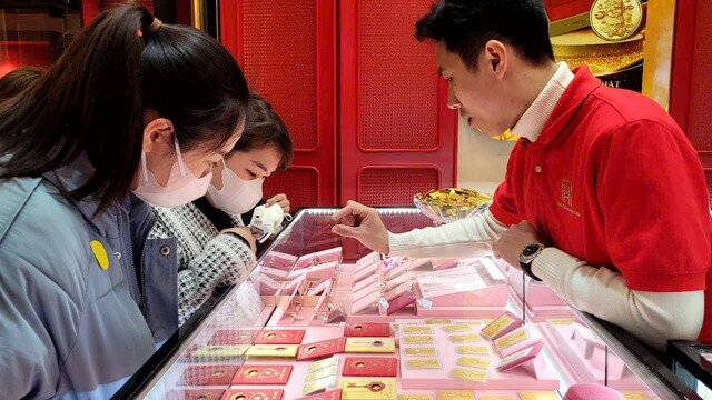 Người trẻ đi mua vàng ngày càng nhiều