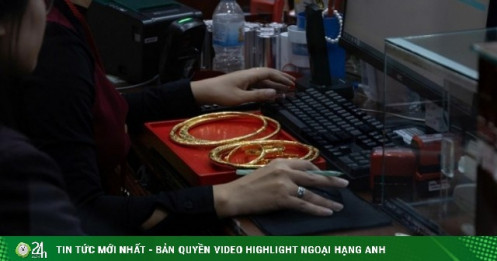 Giá vàng biến động chóng mặt, cửa hàng mua thấp bán cao, nhiều người lên chợ online “chốt lời”