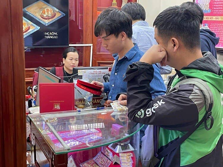 Giá vàng chiều 24/3: Tăng mạnh trở lại, nhà đầu tư đồng loạt "quay xe" làm điều này