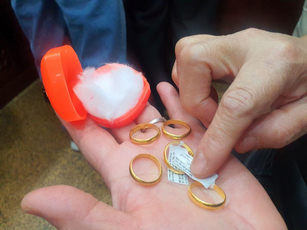 Giá vàng chiều 24/3: Tăng mạnh trở lại, nhà đầu tư đồng loạt "quay xe" làm điều này