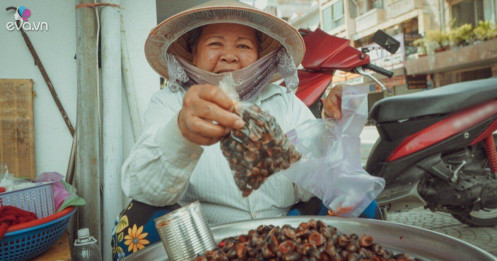 Hàng ốc đắt nhất Sài Gòn, bao năm chỉ bán 1 món giá 120k/lon, quán vỉa hè nhận ship thẳng sang Mỹ