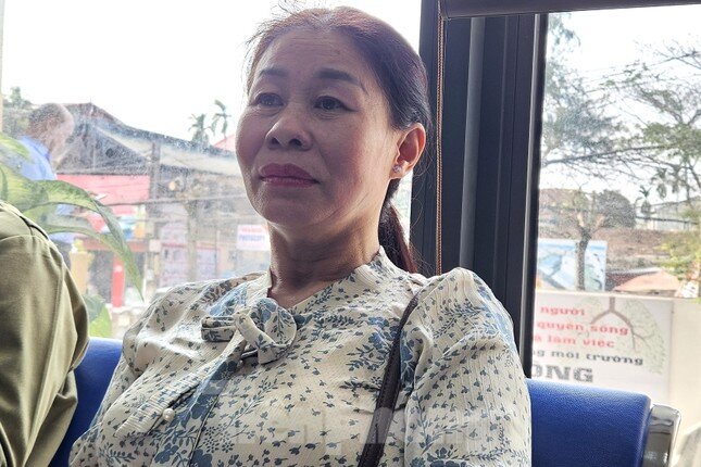 Lo điều chỉnh giá đất, người dân xếp hàng từ sáng sớm lấy số chờ làm thủ tục đất đai