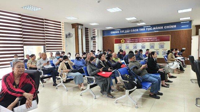 Lo điều chỉnh giá đất, người dân xếp hàng từ sáng sớm lấy số chờ làm thủ tục đất đai
