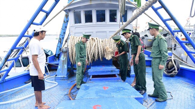 Phát hiện tàu chở 30.000 lít dầu không rõ nguồn gốc, chất lượng