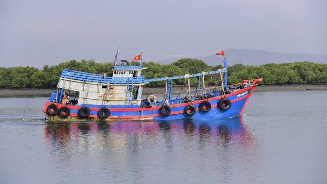 Phát hiện tàu chở 30.000 lít dầu không rõ nguồn gốc, chất lượng