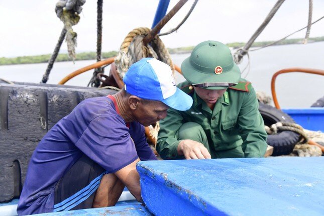 Phát hiện tàu chở 30.000 lít dầu không rõ nguồn gốc, chất lượng