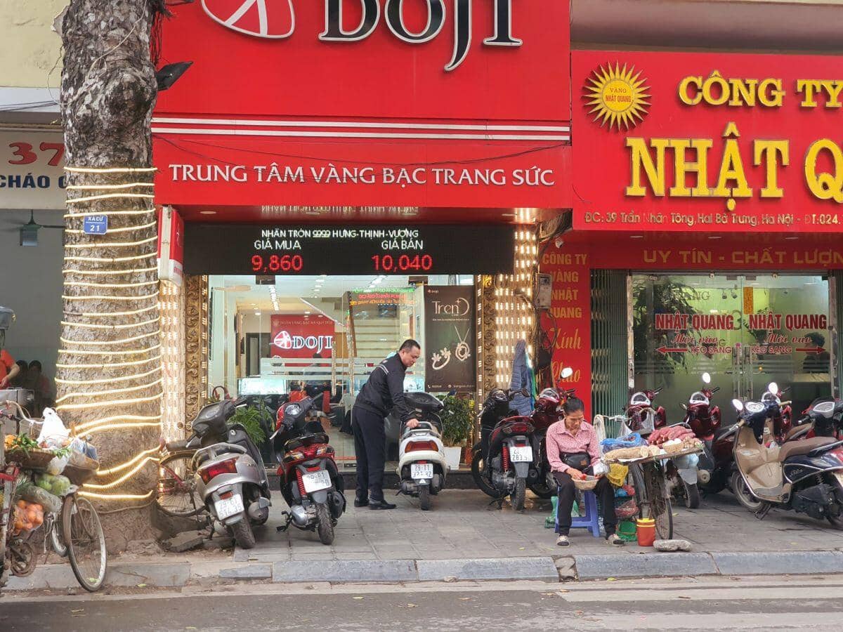 Giá vàng 28/3: Xô đổ mọi kỷ lục, đắt chưa từng có, nên mua vàng lúc này hay không?