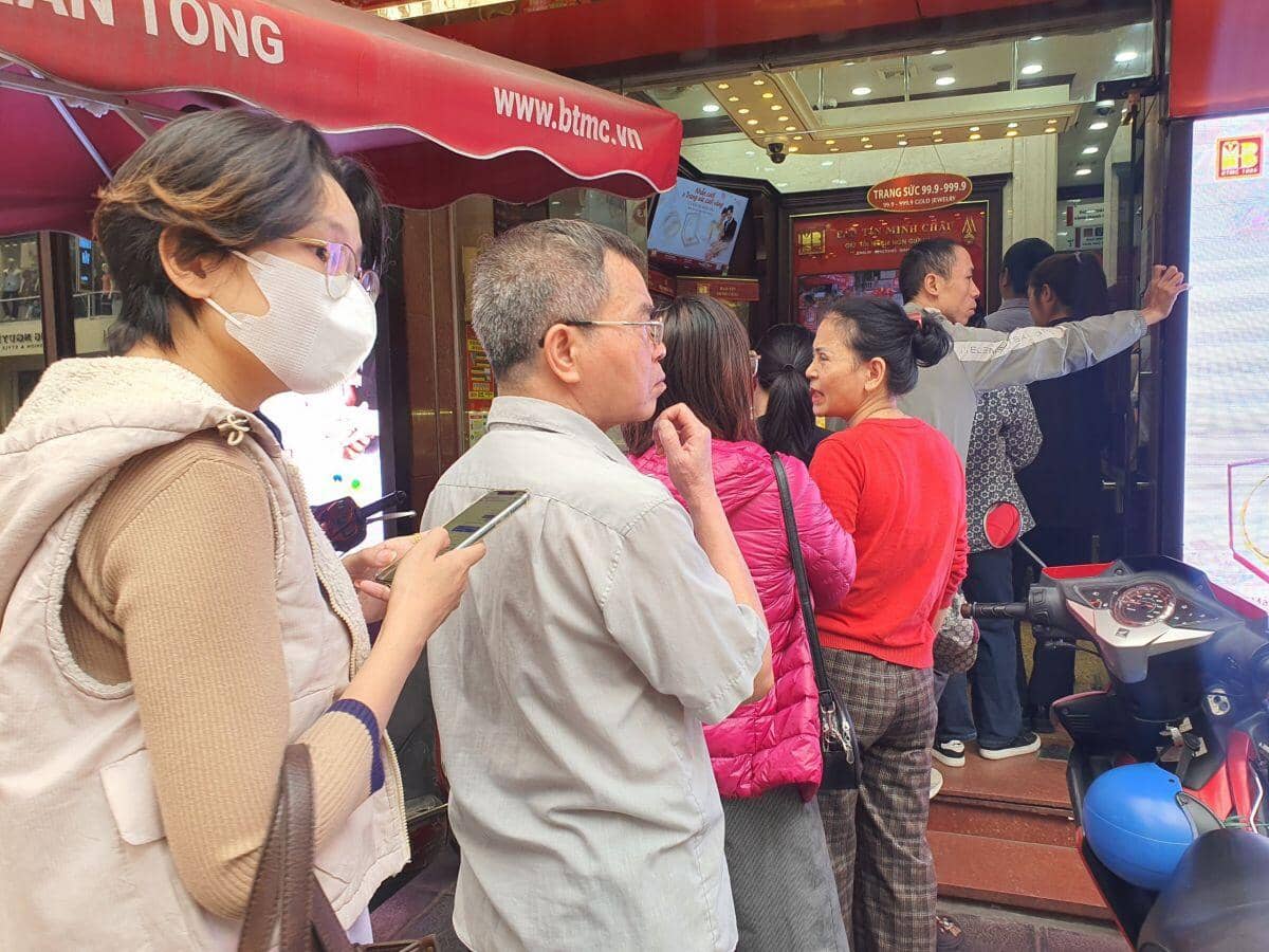 Giá vàng 28/3: Xô đổ mọi kỷ lục, đắt chưa từng có, nên mua vàng lúc này hay không?