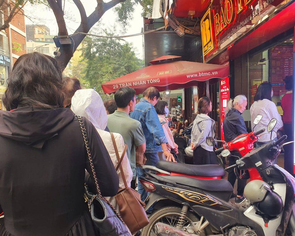Giá vàng 28/3: Xô đổ mọi kỷ lục, đắt chưa từng có, nên mua vàng lúc này hay không?
