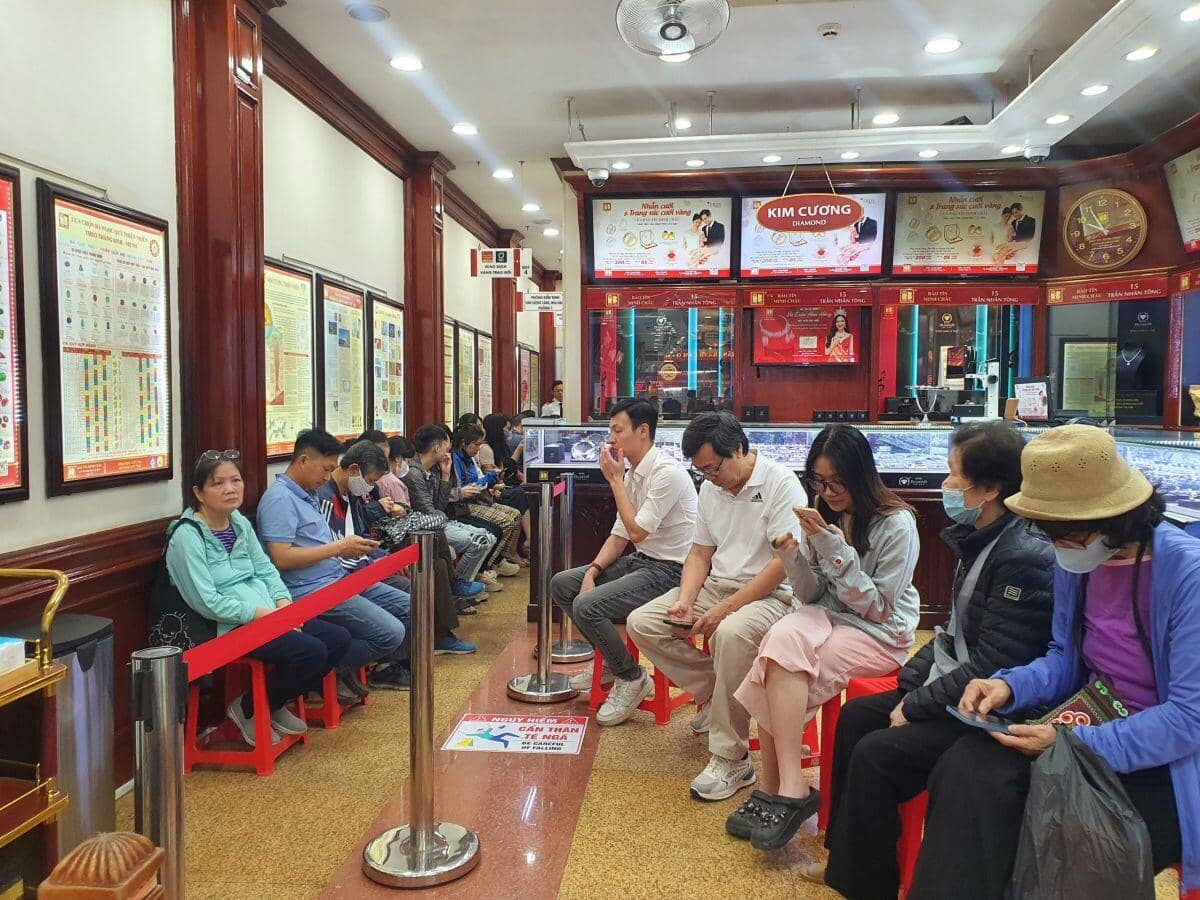 Giá vàng 28/3: Xô đổ mọi kỷ lục, đắt chưa từng có, nên mua vàng lúc này hay không?