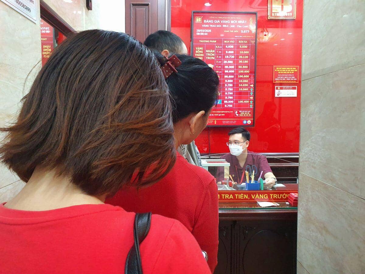 Giá vàng 28/3: Xô đổ mọi kỷ lục, đắt chưa từng có, nên mua vàng lúc này hay không?
