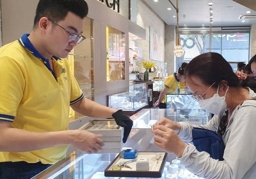 Giá vàng nhẫn 9999 tiệm cận 102 triệu đồng một lượng