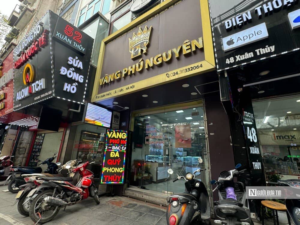 Giá vàng lập đỉnh mới, phụ huynh tranh thủ mua tích lũy cho con