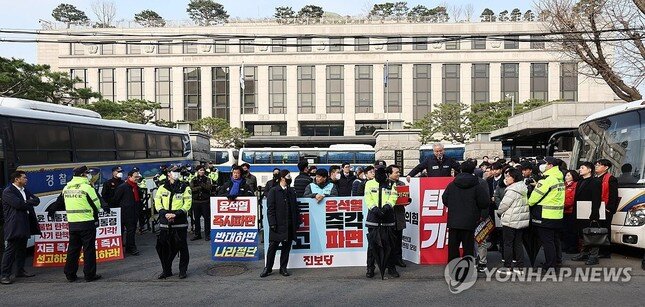 Hàn Quốc: Đóng cửa nhiều con đường, triển khai 14.000 cảnh sát ở Seoul vào ngày tuyên án tổng thống ảnh 1