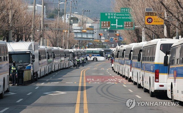 Hàn Quốc: Đóng cửa nhiều con đường, triển khai 14.000 cảnh sát ở Seoul vào ngày tuyên án tổng thống ảnh 2