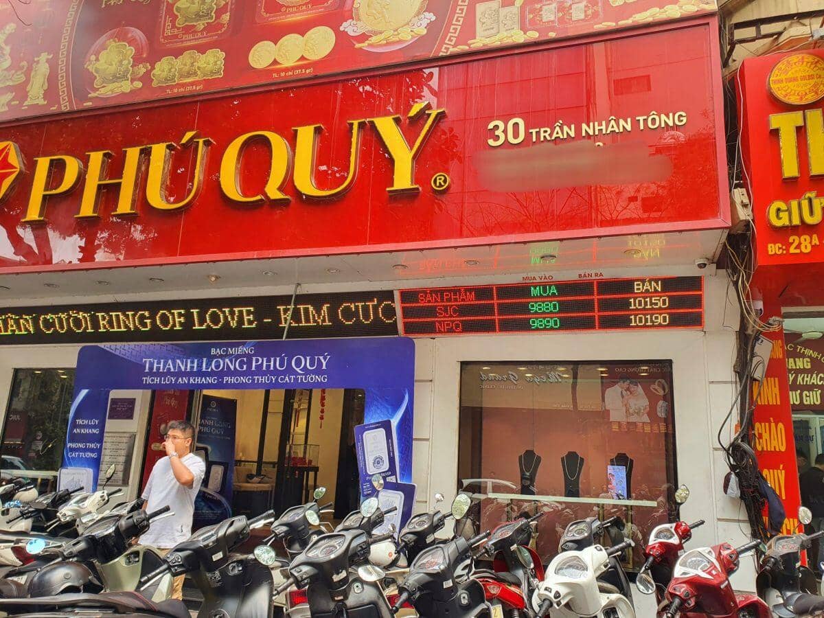 Giá vàng chiều 4/4 tiếp tục giảm mạnh, có người mang 200 chỉ vàng đi bán
