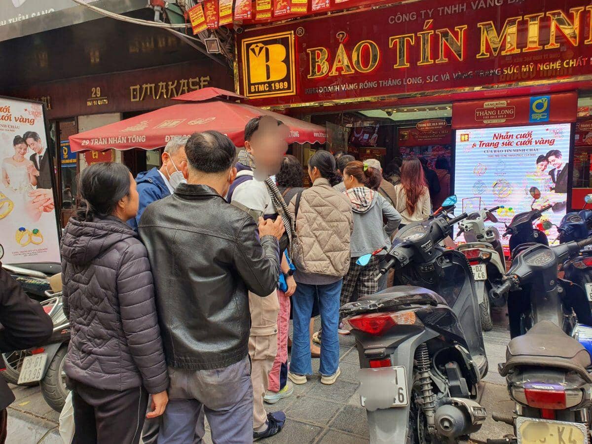 Giá vàng chiều 4/4 tiếp tục giảm mạnh, có người mang 200 chỉ vàng đi bán