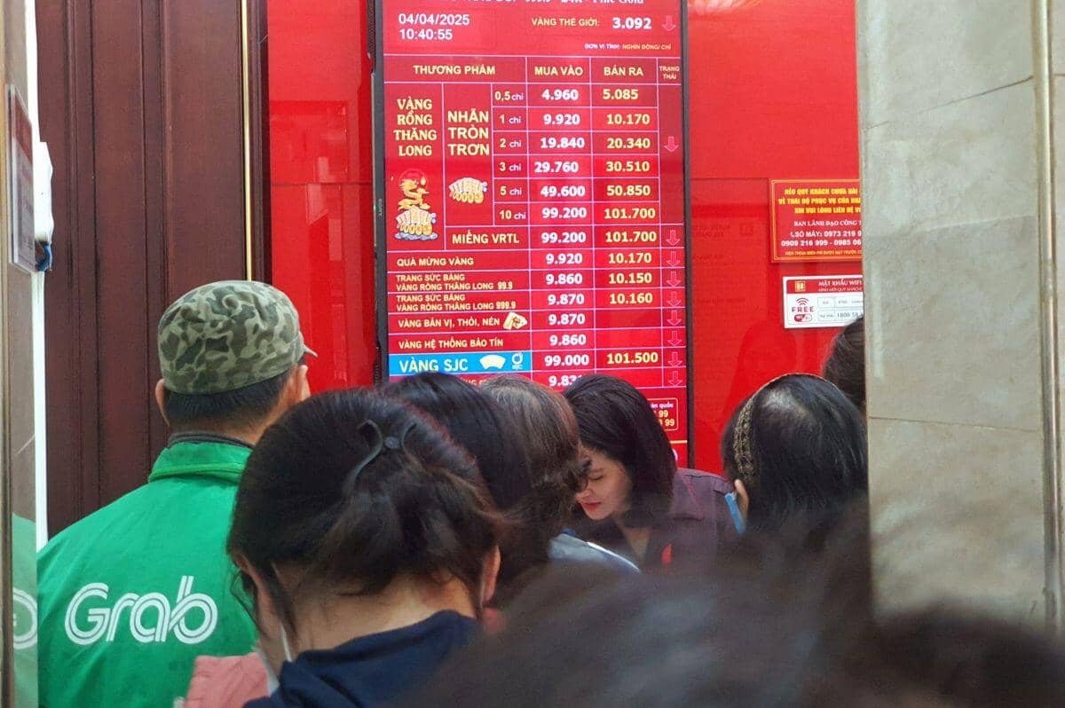 Giá vàng chiều 4/4 tiếp tục giảm mạnh, có người mang 200 chỉ vàng đi bán