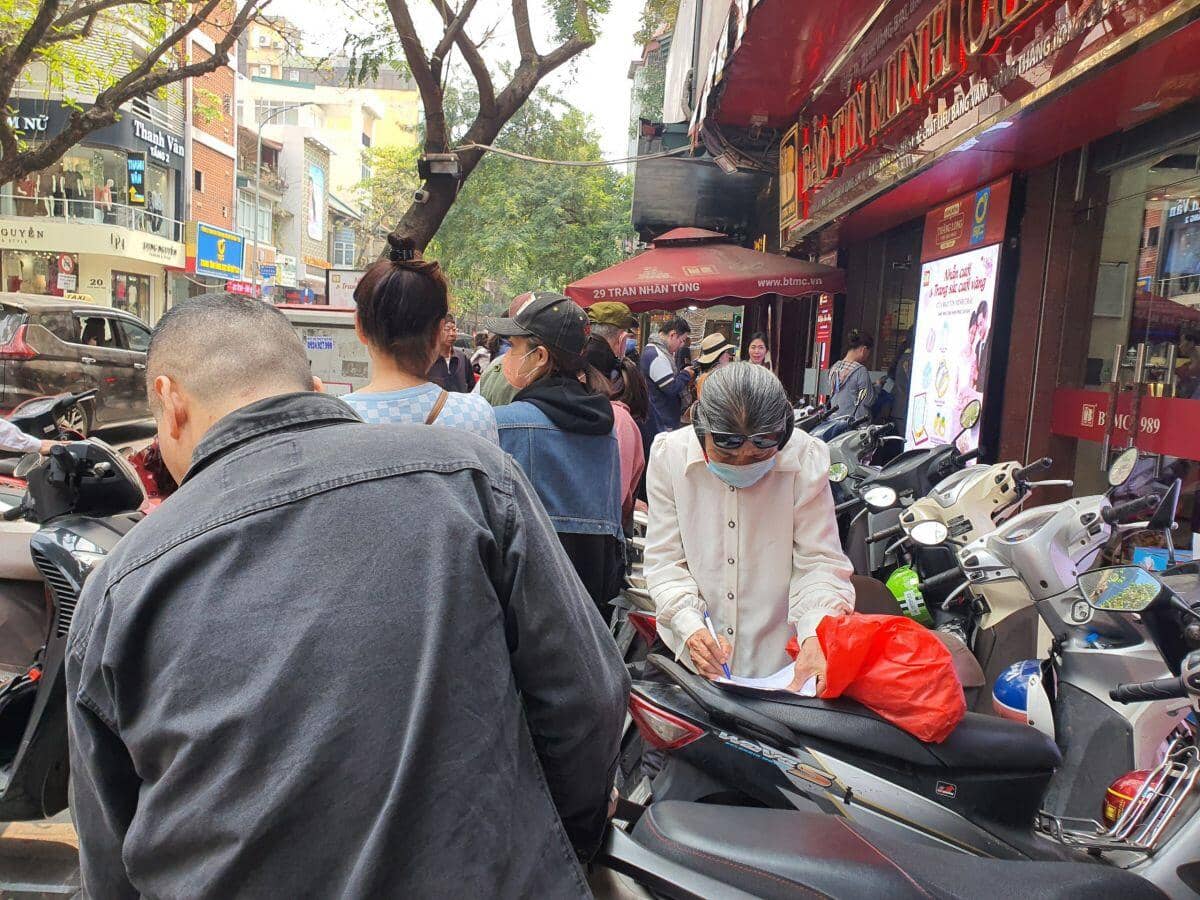 Giá vàng chiều 4/4 tiếp tục giảm mạnh, có người mang 200 chỉ vàng đi bán