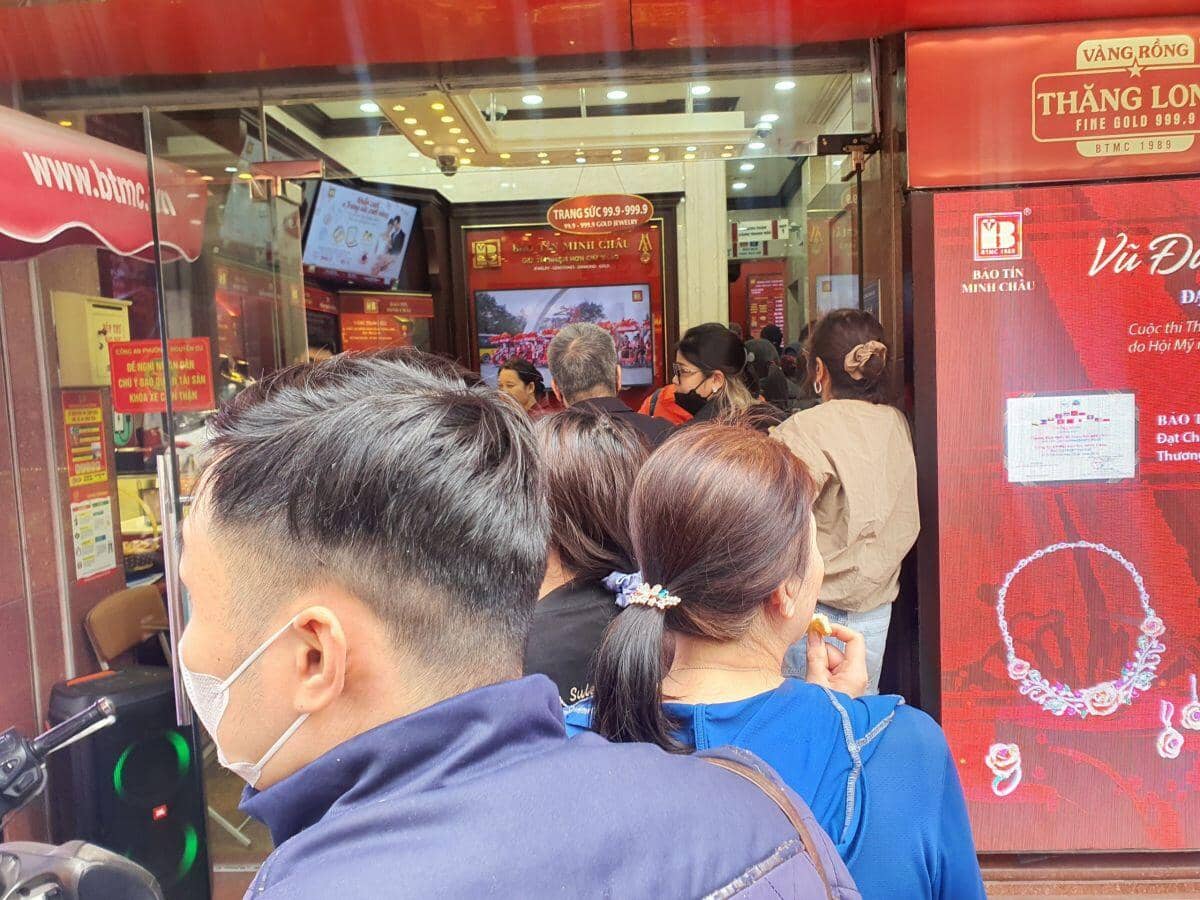 Giá vàng chiều 4/4 tiếp tục giảm mạnh, có người mang 200 chỉ vàng đi bán