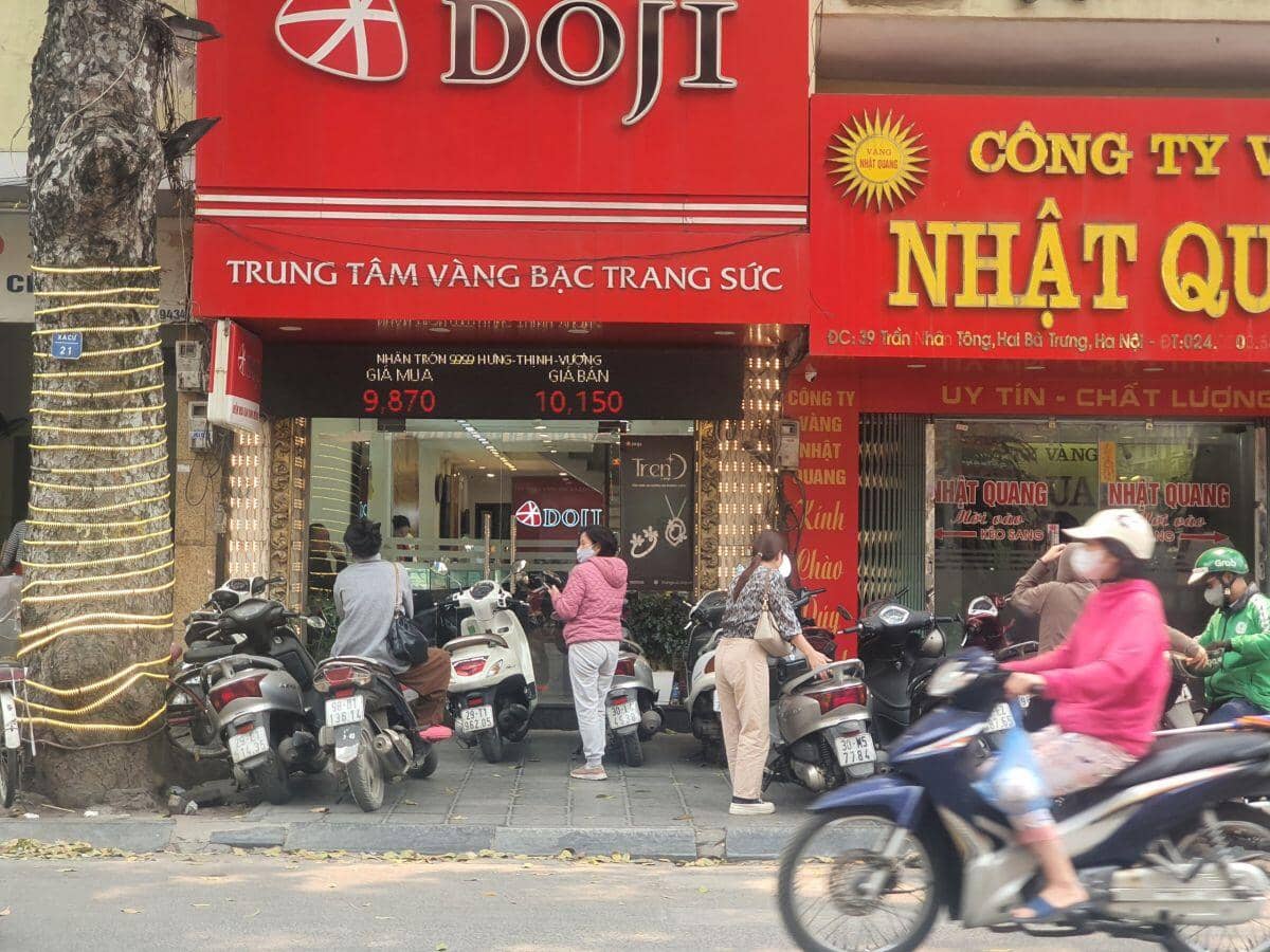 Giá vàng chiều 4/4 tiếp tục giảm mạnh, có người mang 200 chỉ vàng đi bán