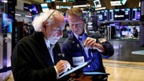 Nasdaq lấy lại sắc xanh, S&P 500 về gần tham chiếu sau khi có lúc giảm 4.7%