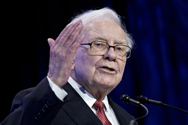 Warren Buffett: Vị tỷ phú hiếm hoi còn chứng kiến tài sản tăng trong năm 2025