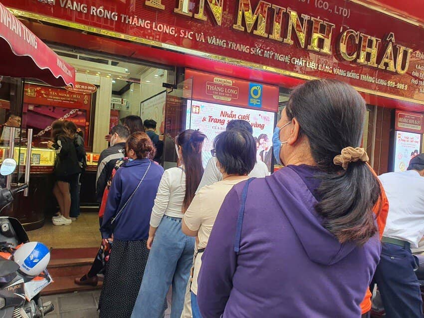 Giá vàng 10/4: Tăng sốc, chạm mốc 104 triệu đồng/lượng, nhiều người xếp hàng không mua được vàng