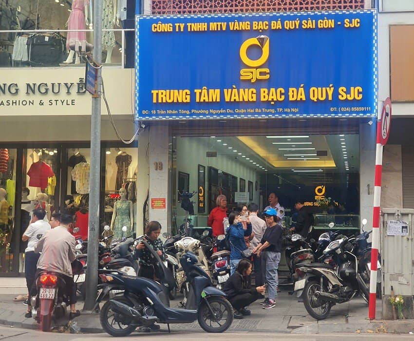 Giá vàng 10/4: Tăng sốc, chạm mốc 104 triệu đồng/lượng, nhiều người xếp hàng không mua được vàng