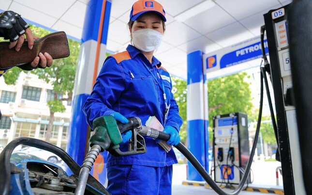 Giá xăng dầu giảm xuống mức thấp nhất 4 năm qua ảnh 1