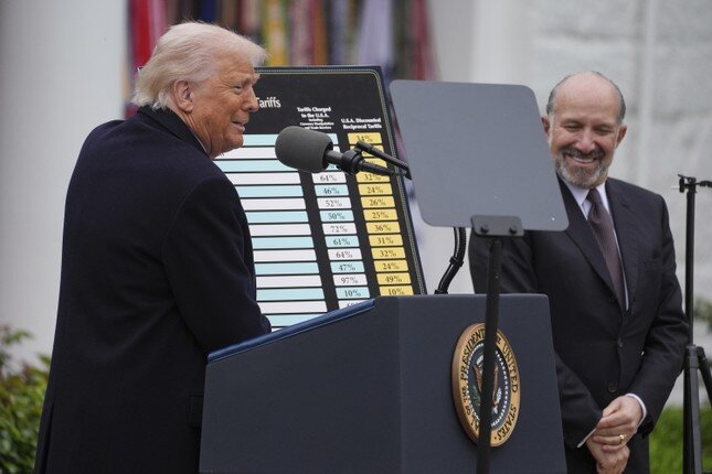 Tổng thống Mỹ Trump để ngỏ khả năng miễn trừ mức thuế 10% với một số quốc gia