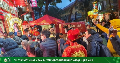 Giá vàng vừa lập đỉnh mọi thời đại, người mua vàng ngày Vía Thần Tài giờ lãi bao nhiêu?