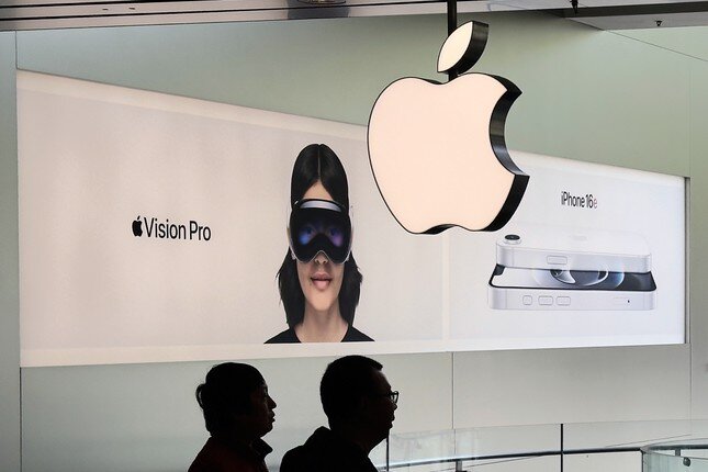 Nhà sản xuất iPhone đứng bên bờ khủng hoảng trước khi Tổng thống Trump nhượng bộ thuế ảnh 1