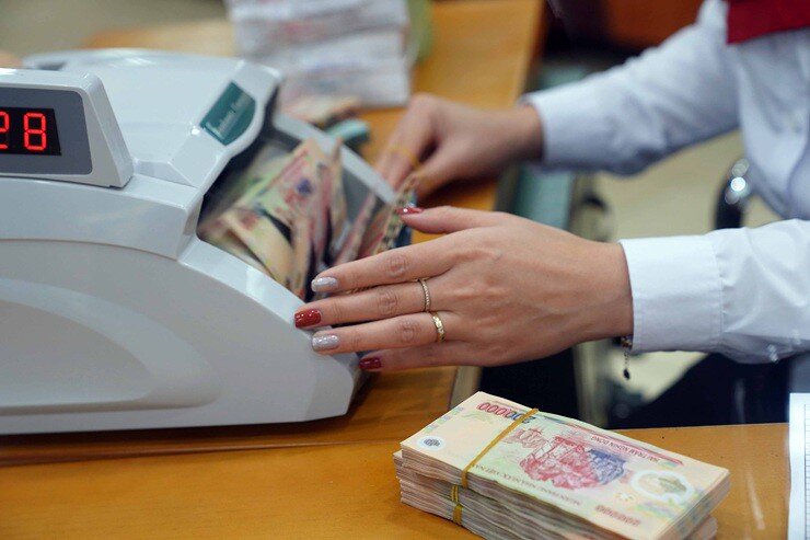 Giá vàng liên tục lập đỉnh mới, lãi tiết kiệm ngân hàng tiếp tục chạm đáy
