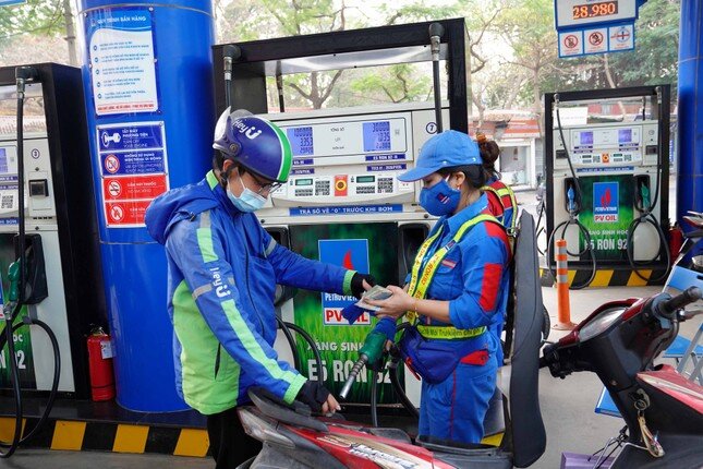 Giá xăng dầu ngày mai tiếp tục giảm?