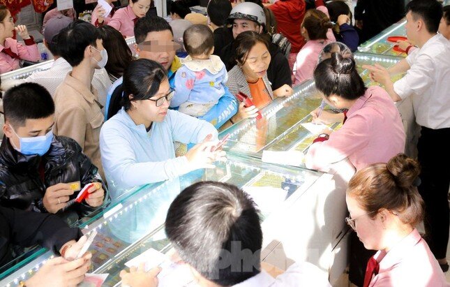 Giá vàng phá kỷ lục từng giờ, nhiều người đứng ngồi không yên ảnh 2