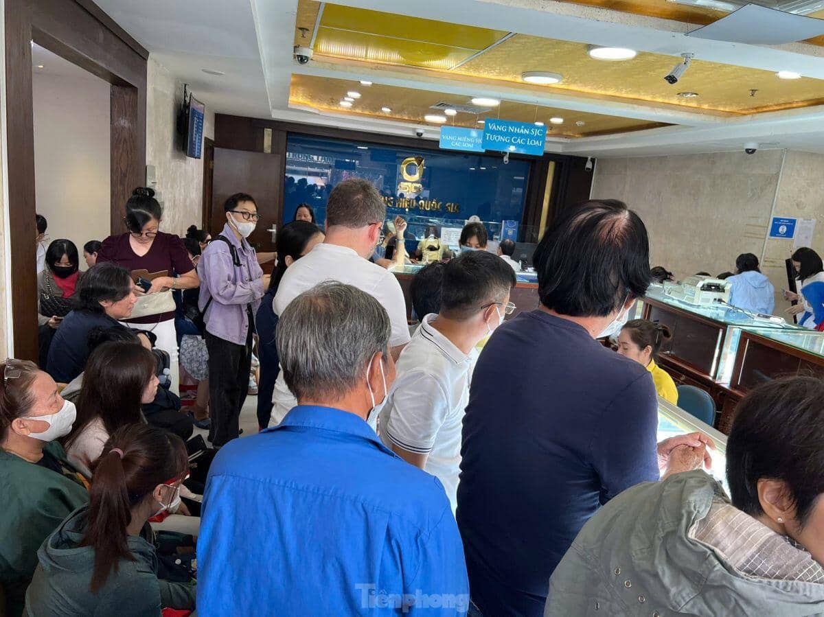 Giá vàng vọt lên 120 triệu đồng, vì sao nhiều người tiếc hùi hụi?