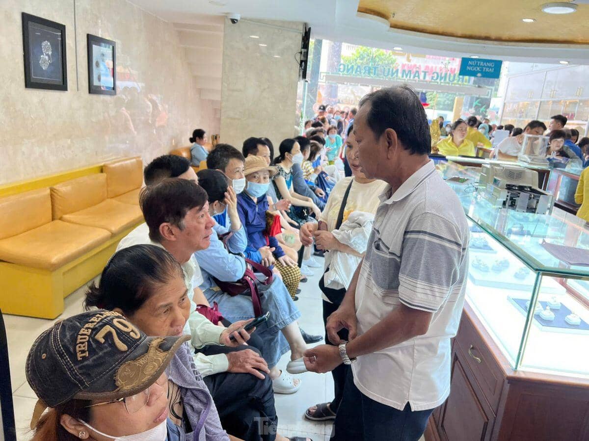 Giá vàng vọt lên 120 triệu đồng, vì sao nhiều người tiếc hùi hụi?