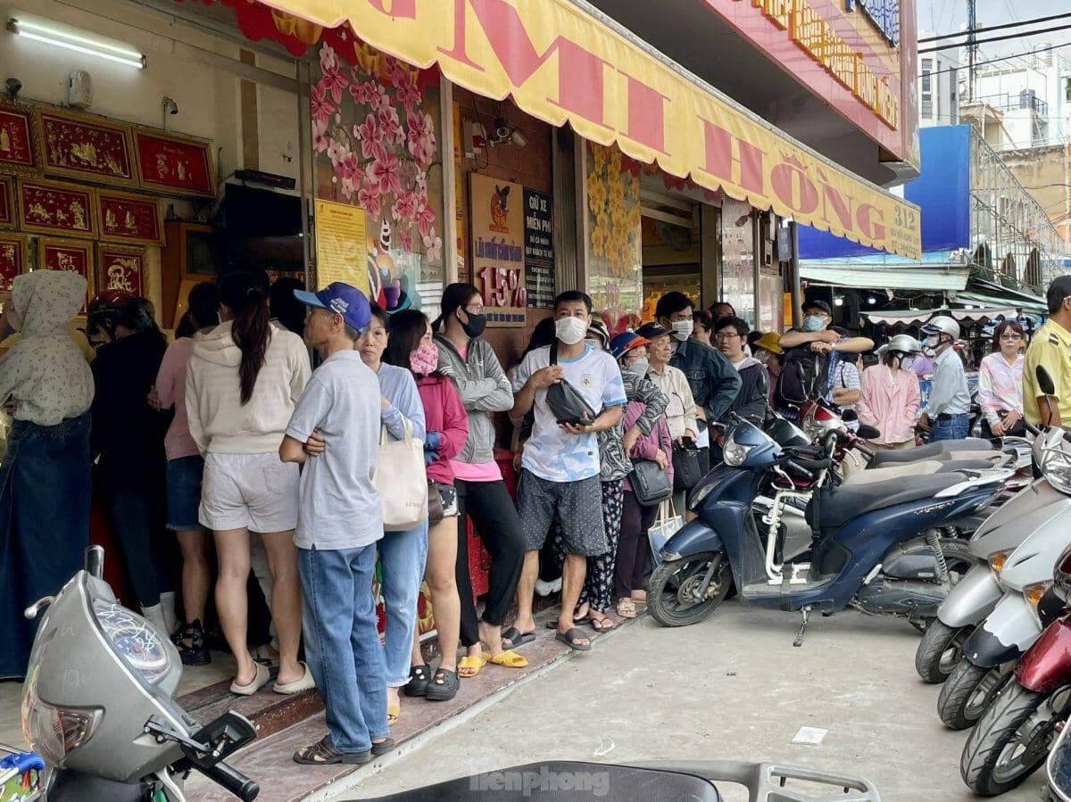 Giá vàng vọt lên 120 triệu đồng, vì sao nhiều người tiếc hùi hụi?
