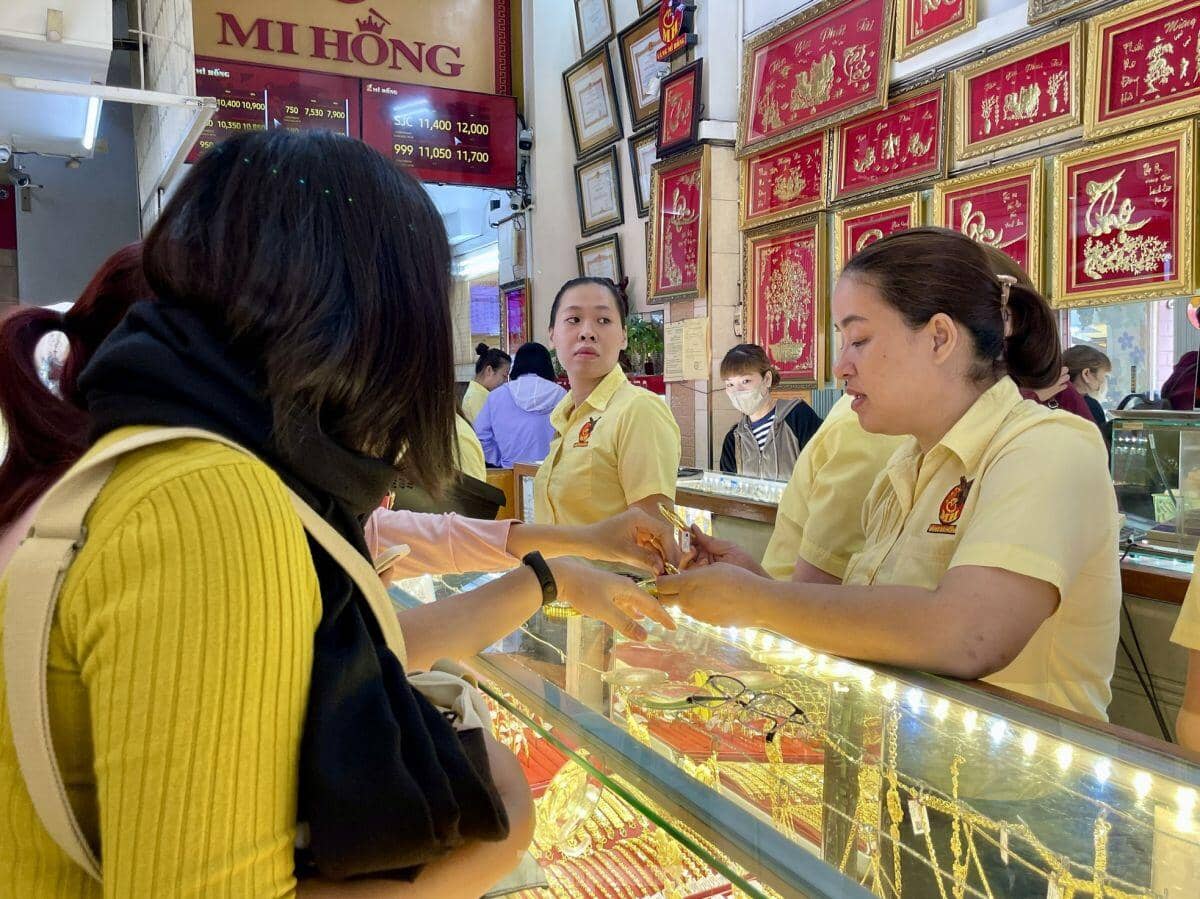 Giá vàng vọt lên 120 triệu đồng, vì sao nhiều người tiếc hùi hụi?